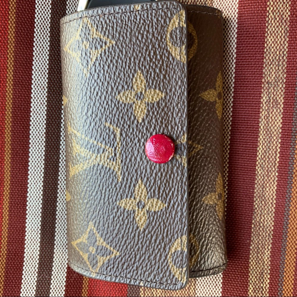 Louis Vuitton  6 key holder in monogram
